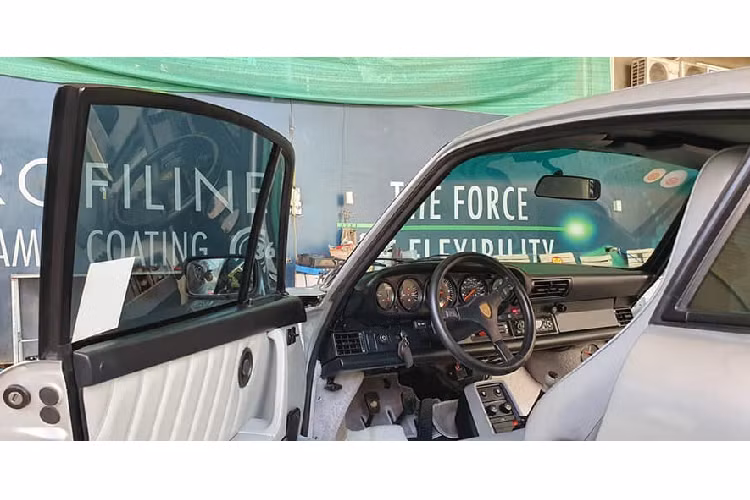 Trên 930 Turbo, hãng xe hơi Porsche vẫn sử dụng động cơ 3.3 lít làm mát bằng không khí đặc trưng của những chiếc 911 được sản xuất vào những năm 1970. Động cơ này được cản tiến qua từng năm với công suất cao nhất đạt 330 mã lực cho bản xe bán thị trường Châu Âu và 282 mã lực cho xe bán tại thị trường Bắc Mỹ.