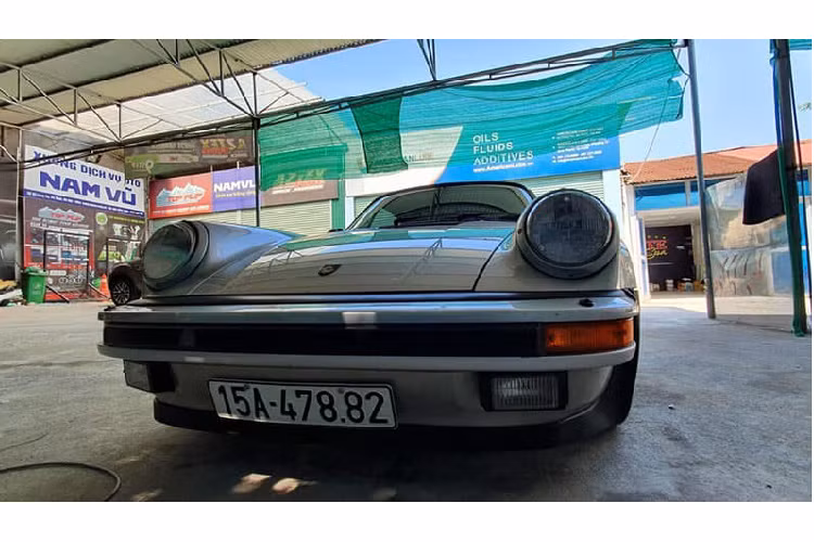 Bên trong, nội thất của chiếc Porsche 930 Turbo hàng hiếm này được bọc da màu kem và màu đen trên bảng táp-lô. Tuy đã ra đời hơn 30 năm những khoang nội thất của xe vẫn chưa có dấu hiệu cũ và nhăn. Nội thất được thiết kế khá đơn giản tuy nhiên vẫn mang trong mình DNA của Porsche với vô-lăng thể thao, tối giản hóa thiết kế nhằm giúp lái xe tập trung vào trải nghiệm của xe mang lại và đặc biệt là bộ năm đồng hồ đặc trưng của dòng xe 911.