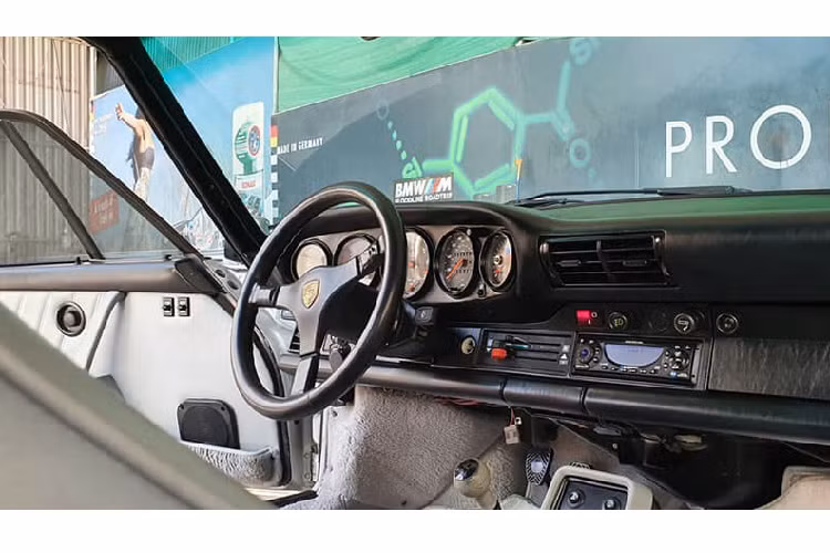 Xe được trang bị hộp số sàn 4 cấp, cung cấp sức mạnh đến bánh sau. Với sức mạnh này, chiếc 930 Turbo dễ dàng trở thành chiếc 911 nhanh nhất trong thời gian dài với khả năng tăng tốc lên 100 km/h trong chỉ trong 4,6 giây và tốc độ tối đa ở mức 276 km/h.