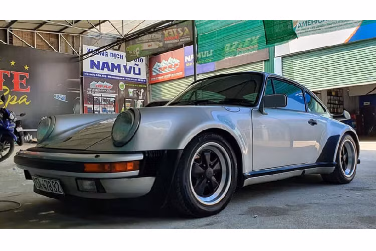 Xe sử dụng bộ mâm năm chấu được sơn hai màu đen – bạc đẹp mắt. Vì thuộc phiên bản dành cho thị trường Bắc Mỹ, đuôi xe sẽ có thêm hai gờ màu đen nhằm đảo bảo các tiêu chuẩn an toàn tại đây.