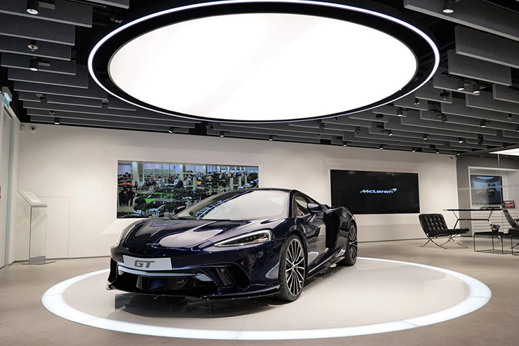 Khi bộ kiểm soát động cơ Launch Control được kích hoạt, GT có thể tăng tốc từ 0 - 96 km/h trong 3,1 giây, từ 0 - 200 km/h trong 9 giây, tốc độ tối đa lên tới 326 km/h. Siêu xe sang trọng có tỷ lệ cộng suất/trọng lượng là 399 mã lực/tấn. Giá xe McLaren GT khởi điểm từ 3,5 triệu đô-la Hồng Kông (tương đương khoảng 10,5 tỷ đồng)