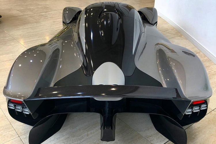 Nếu về Thái Lan, dự kiến thiếu gia 24 tuổi bỏ ra số tiền không dưới 245 tỷ đồng để ra biển số cho Aston Martin Valkyrie. Tuy nhiên, nhiều khả năng Pasin Lathouras sẽ để Aston Martin Valkyrie tại thị trường nước ngoài như đã làm với Koenigsegg Agera RS Naraya để tiện di chuyển.