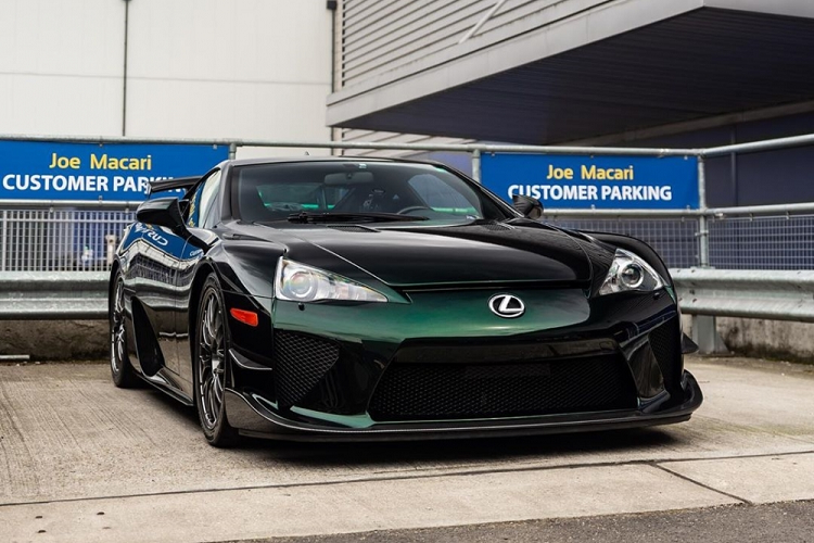 Chiếc Lexus LFA hiện tại đã được thiếu gia Thái Lan cho sơn lại bộ áo sang màu xanh lục bảo. Trên toàn thế giới chỉ có đúng 500 chiếc Lexus LFA được sản xuất. Siêu xe hàng hiếm Lexus LFA sở hữu động cơ V10, dung tích 4.8 lít, sản sinh công suất tối đa 552 mã lực tại vòng tua máy 8.800 vòng/phút và mô-men xoắn cực đại 480 Nm tại 6.800 vòng/phút. Siêu xe này có thời gian tăng tốc lên 100 km/h từ vị trí xuất phát trong 3,7 giây trước khi đạt vận tốc tối đa 325 km/h.