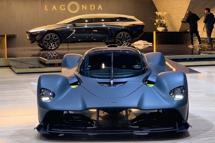 Sau khi mua Koenigsegg Agera RS Naraya, thiếu gia Pasin Lathouras tiếp tục gây choáng khi hé lộ đã đặt mua siêu xe Aston Martin Valkyrie chỉ sản xuất đúng 150 chiếc trên toàn thế giới. Siêu xe Aston Martin Valkyrie có giá chào bán lên đến 3,2 triệu đô la, tương đương 74,22 tỷ đồng.