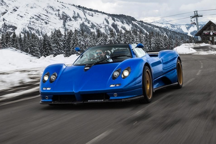 Ngoài Aston Martin Valkyrie và Koenigsegg Agera RS Naraya, thiếu gia Thái Lan còn sở hữu một siêu phẩm hàng hiếm có giá bán hơn 1 triệu đô la khác chính là Pagani Zonda S Roadster. Chiếc Pagani Zonda S Roadster của Pasin Lathouras có màu xanh dương rất đẹp mắt. Xe thuộc phiên bản mui trần có số lượng sản xuất siêu hiếm chỉ 40 chiếc trên toàn thế giới.