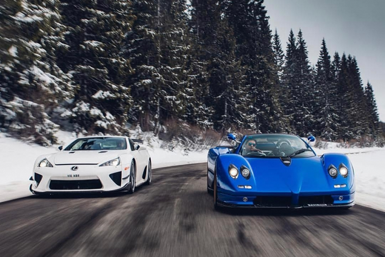 Pasin Lathouras điều khiển Pagani Zonda S Roadster và bên cạnh là siêu xe Lexus LFA màu trắng cũng thuộc sở hữu của thiếu gia 24 tuổi này.