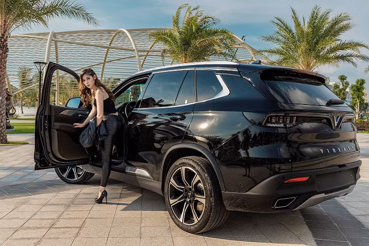 VinFast Lux SA 2.0 được phát triển dựa trên nền tảng của mẫu BMW X5. Xe có chiều dài, rộng, cao lần lượt là 4.940 x 1.960 x 1.773 mm, trục cơ sở 2.933 mm và khoảng sáng gầm 192 mm.