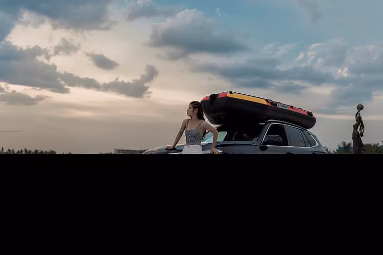 Một số trang bị tiêu chuẩn nổi bật trên Lux SA 2.0 như hệ thống đèn LED phía trước, chìa khóa thông minh, màn hình thông tin lái 7 inch, ghế da chỉnh điện…