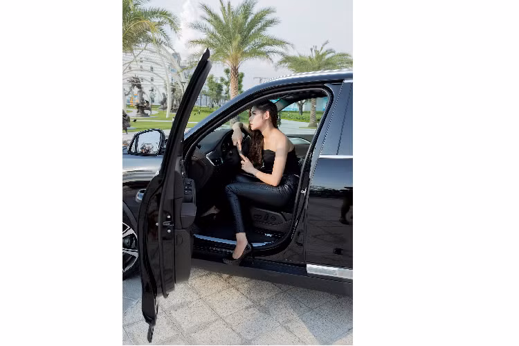 Người dùng còn có thể trang bị hệ thống âm thanh 13 loa, nội thất da Nappa, kết nối Wi-Fi hay camera 360 độ cho Lux SA 2.0