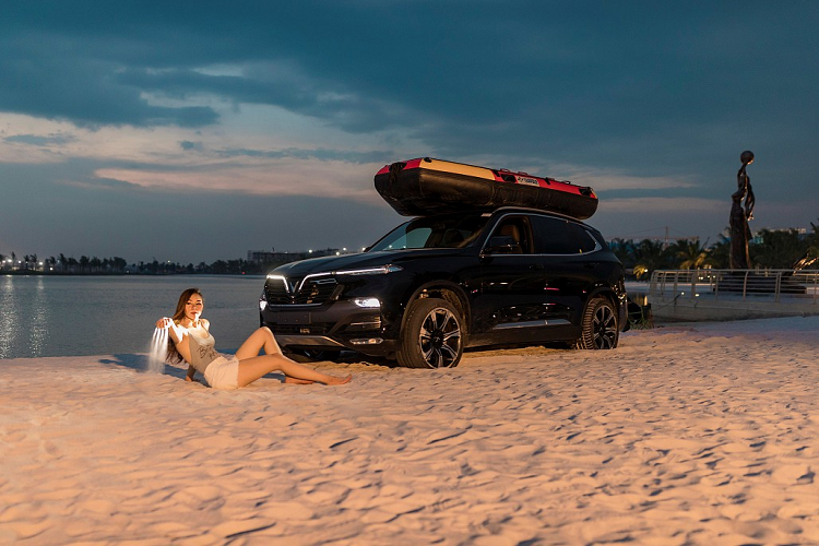 Nhiều tính năng an toàn được trang bị trên Vinfast Lux SA 2.0 như phanh tay điện tử, hệ thống ABS, EBD, BA, cân bằng điện tử ESC, chống trượt, khởi hành ngang dốc…