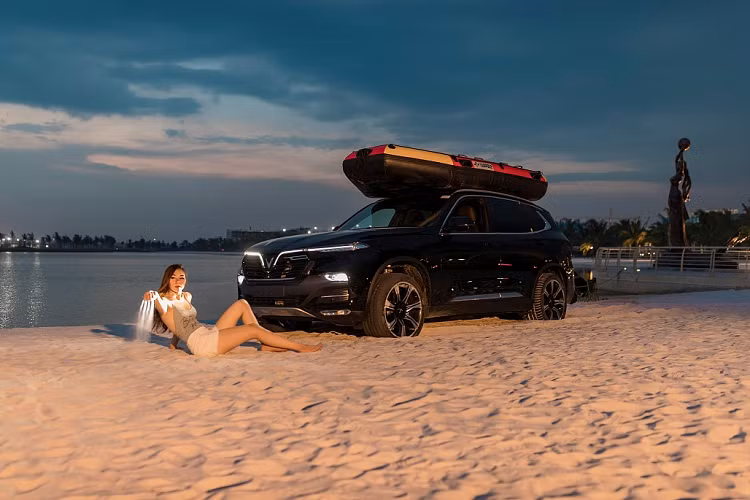 Nhiều tính năng an toàn được trang bị trên Vinfast Lux SA 2.0 như phanh tay điện tử, hệ thống ABS, EBD, BA, cân bằng điện tử ESC, chống trượt, khởi hành ngang dốc…