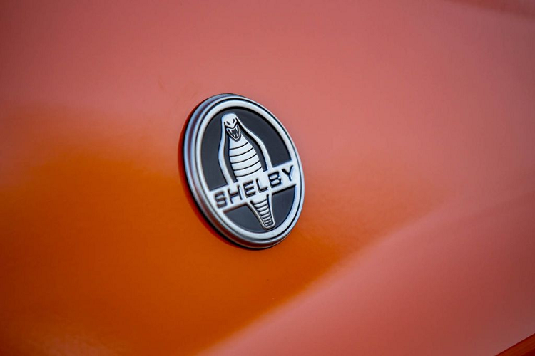 Về động cơ, chiếc Super Snake này vẫn sử dụng khối máy V8 5.0 lít Supercharger sản sinh công suất cực đại 710 mã lực hoặc 825 mã lực với tùy chọn supercharger tăng cường.