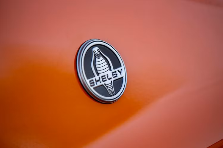 Về động cơ, chiếc Super Snake này vẫn sử dụng khối máy V8 5.0 lít Supercharger sản sinh công suất cực đại 710 mã lực hoặc 825 mã lực với tùy chọn supercharger tăng cường.