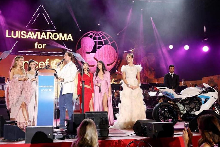 Nếu nhìn vào chiếc xe MV Agusta F3 800 xuất hiện trong bài viết này, điểm khác biệt duy nhất mà bạn có thể thấy ở nó chỉ là dàn vỏ với tông màu trắng - xanh cùng các logo của Quỹ nhi đồng Liên Hợp Quốc (UNICEF).