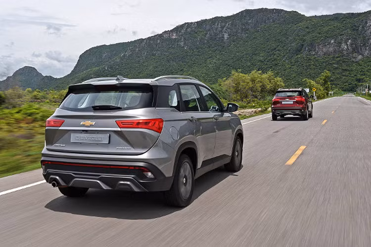 Baojun là thương hiệu xe bình dân được sản xuất tại Trung Quốc bởi liên doanh SAIC-GM-Wuling, trong đó GM nắm giữ 43% cổ phần. Ngoài ra, chính mẫu Captiva này còn được bán dưới tên Wuling Almaz tại Indonesia.