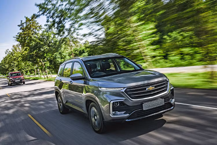 Chevrolet Captiva hoàn toàn mới có chiều dài 4.655 mm, rộng 1.835 mm, cao 1.760 mm và chiều dài cơ sở ở mức 2.750 mm. Nền tảng khung gầm dẫn động cầu trước. Xe vận hành bằng động cơ Honeywell loại 1.5L 4 xy-lanh tăng áp, có công suất 143 mã lực ở vòng tua máy 5.000 vòng/phút, mô-men xoắn cực đại 250 Nm từ 1.600-3.600 vòng/phút.