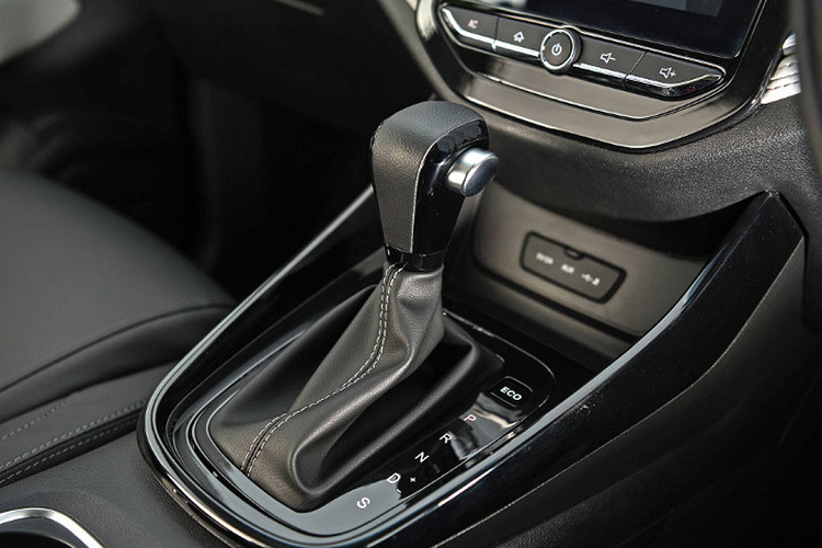 Trang bị tiêu chuẩn trên Captiva mới gồm màn hình cảm ứng giải trí 10,4 inch đặt dọc, hỗ trợ camera 360 độ thời gian thực. Hệ thống thông tin giải trí Chevrolet Link thế hệ mới, hỗ trợ kết nối Android Auto (Apple CarPlay sẽ cập nhật vào đầu 2020), thoại rảnh tay, cổng USB ở mỗi hàng ghế.