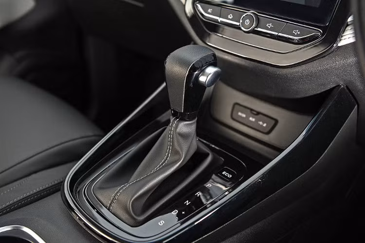 Trang bị tiêu chuẩn trên Captiva mới gồm màn hình cảm ứng giải trí 10,4 inch đặt dọc, hỗ trợ camera 360 độ thời gian thực. Hệ thống thông tin giải trí Chevrolet Link thế hệ mới, hỗ trợ kết nối Android Auto (Apple CarPlay sẽ cập nhật vào đầu 2020), thoại rảnh tay, cổng USB ở mỗi hàng ghế.