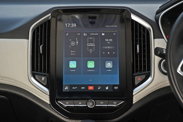 Nội thất sử dụng vật liệu mới, bản cao cấp Premier có vô lăng bọc da, khởi động bằng nút bấm, bảng đồng hồ tích hợp màn hình LCD, ghế lái chỉnh điện sáu hướng, bọc da tổng hợp, khoang hành lý dung tích 587 lít, dàn âm thanh Infinity cao cấp với 9 loa.