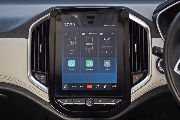 Nội thất sử dụng vật liệu mới, bản cao cấp Premier có vô lăng bọc da, khởi động bằng nút bấm, bảng đồng hồ tích hợp màn hình LCD, ghế lái chỉnh điện sáu hướng, bọc da tổng hợp, khoang hành lý dung tích 587 lít, dàn âm thanh Infinity cao cấp với 9 loa.