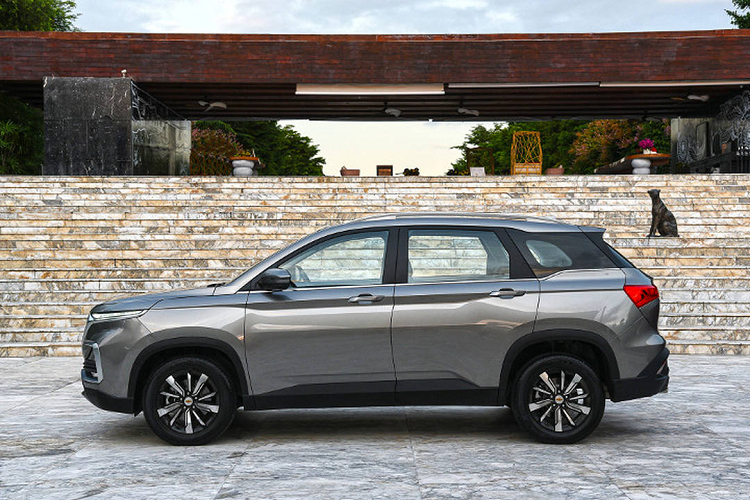 Dễ dàng nhận thấy Captiva thế hệ mới sở hữu thiết kế ngoại hình khác biệt hoàn toàn so với thế hệ cũ, đồng thời cũng giống hệt như mẫu xe Baojun 530 ở Trung Quốc – đơn giản vì đây không phải là một mẫu xe hoàn toàn mới do GM hay Chevrolet tự tay phát triển, mà chính là mẫu Baojun 530 được đổi tên và thay logo.