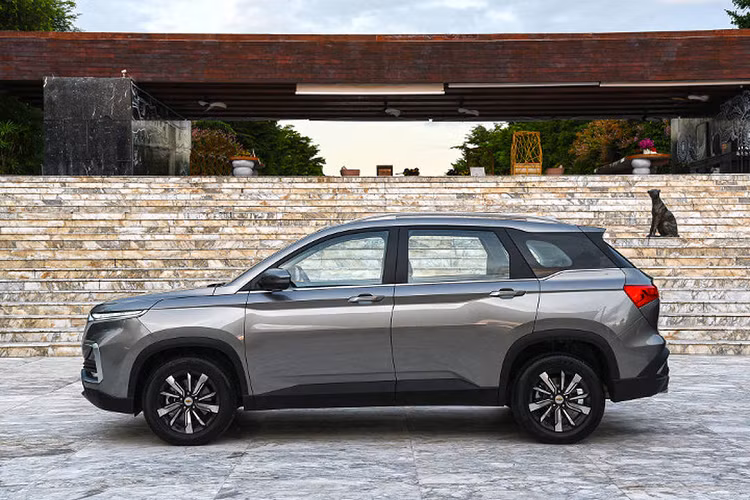 Dễ dàng nhận thấy Captiva thế hệ mới sở hữu thiết kế ngoại hình khác biệt hoàn toàn so với thế hệ cũ, đồng thời cũng giống hệt như mẫu xe Baojun 530 ở Trung Quốc – đơn giản vì đây không phải là một mẫu xe hoàn toàn mới do GM hay Chevrolet tự tay phát triển, mà chính là mẫu Baojun 530 được đổi tên và thay logo.