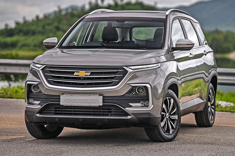 Trong số này, mẫu xe Chevrolet Captiva 2019 bản LS mặc định chỉ có cấu trúc 2 hàng ghế/5 chỗ ngồi, trong khi các bản LT và Premier có sẵn đầy đủ 3 hàng ghế/7 chỗ ngồi sắp xếp theo dạng 5+2, tức là hàng ghế cuối cùng khá nhỏ chỉ phù hợp cho trẻ em. Tuy nhiên, Chevrolet Thái Lan cũng cung cấp thêm tùy chọn 7 chỗ cho bản LS với giá 30.000 baht.