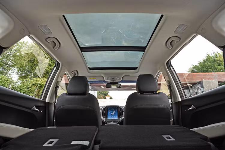 Thế hệ mới của Chevrolet Captiva 2019 mang thiết kế ấn tượng và bảnh bao hơn. Phần đầu xe nổi bật và sắc sảo hơn với cụm lưới tản nhiệt cỡ lớn, cụm định vị LED nối liền cụm lưới tản nhiệt bằng một thanh mạ chrome. Trong khi đó, đèn pha được đặt thấp tương tự phong cách của các mẫu xe nhà Hyundai như Kona hay Santa Fe thế hệ mới.