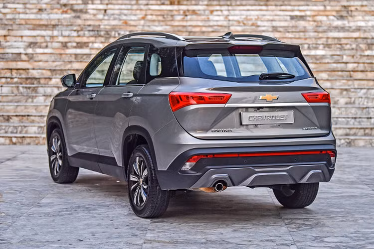 Tại thị trường Thái Lan, giá bán Chevrolet Captiva 2019 tương ứng bao gồm LS giá 999.000 baht (khoảng 767 triệu đồng, 32.600 USD), bản LT giá 1,099 triệu baht (khoảng 844 triệu đồng, 35.900 USD) và bản Premier cao cấp nhất giá 1,199 triệu baht (khoảng 920 triệu đồng, 39.000 USD).