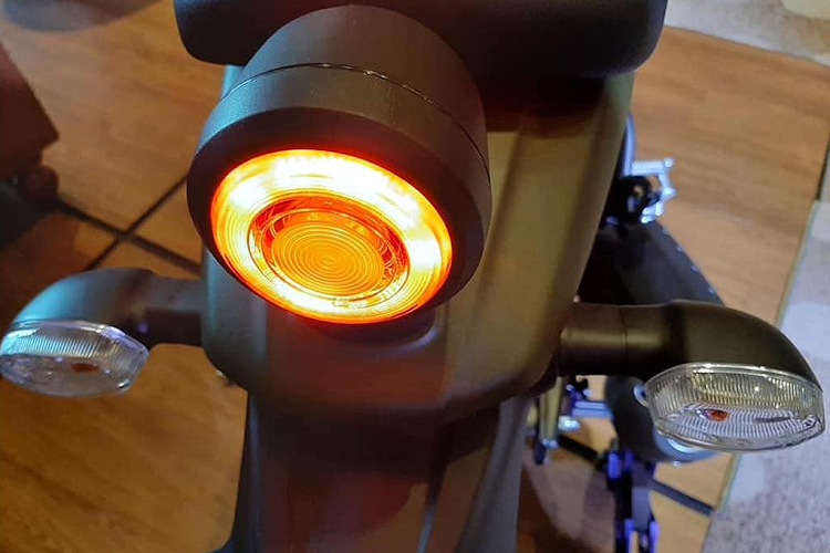 Ngay từ ngày 17/8, Yamaha đã bắt đầu mở bán XSR155 tại Thái với 4 màu sắc khác nhau. Dù chưa được Yamaha Việt Nam phân phối, nhưng dự kiến XSR155 sẽ nhanh chóng có mặt tại nước ta trong thời gian ngắn sắp tới khi được các cửa hàng tư nhân nhập về.