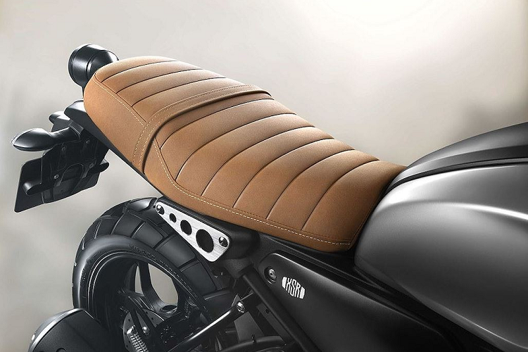 Để khiến chiếc xe có vẻ ngoài "nhã" hơn, hãng xe máy Yamaha thậm chí còn sử dụng một số chi tiết bằng nhôm hoặc có màu nhôm như các tai giữ đèn pha, dè trước, ốp trang trí hai bên.