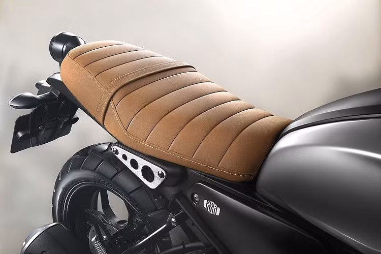 Để khiến chiếc xe có vẻ ngoài "nhã" hơn, hãng xe máy Yamaha thậm chí còn sử dụng một số chi tiết bằng nhôm hoặc có màu nhôm như các tai giữ đèn pha, dè trước, ốp trang trí hai bên.