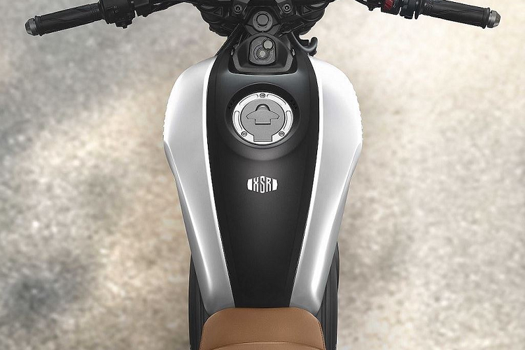 Thiết kế này có được nhờ vào bộ ốp bình xăng cùng đồng hồ điện tử hình tròn khá giống XSR900 và XSR700; phần đầu với đèn pha LED tròn, phần đuôi với dè sau ngắn cùng đèn hậu "quả nhót" và dàn khung phụ mới phía sau đỡ lấy chiếc yên chần chỉ ngang dạng "bánh mì" quen thuộc trên những mẫu môtô độ.