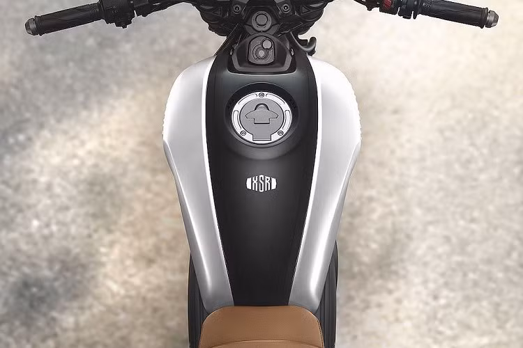 Thiết kế này có được nhờ vào bộ ốp bình xăng cùng đồng hồ điện tử hình tròn khá giống XSR900 và XSR700; phần đầu với đèn pha LED tròn, phần đuôi với dè sau ngắn cùng đèn hậu "quả nhót" và dàn khung phụ mới phía sau đỡ lấy chiếc yên chần chỉ ngang dạng "bánh mì" quen thuộc trên những mẫu môtô độ.