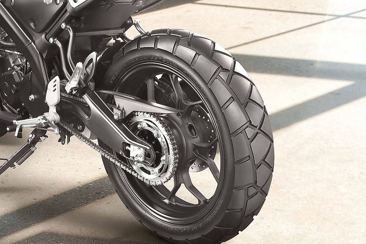 Chiếc xe có thể đạt công suất tối đa lên tới 19 mã lực tại vòng tua máy 10.000 rpm, cùng với mô-men xoắn 14,7 Nm tại 8.500 rpm. Hệ thống phuộc, phanh và bánh xe của XSR155 cũng được "bê nguyên" từ MT-15, với thay đổi duy nhất chỉ nằm ở cặp lốp gai mãng cầu IRC đa địa hình.