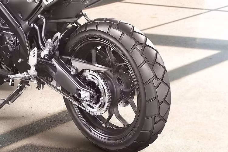 Chiếc xe có thể đạt công suất tối đa lên tới 19 mã lực tại vòng tua máy 10.000 rpm, cùng với mô-men xoắn 14,7 Nm tại 8.500 rpm. Hệ thống phuộc, phanh và bánh xe của XSR155 cũng được "bê nguyên" từ MT-15, với thay đổi duy nhất chỉ nằm ở cặp lốp gai mãng cầu IRC đa địa hình.