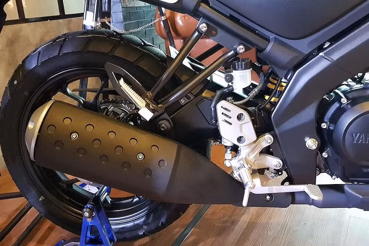 Cạnh tranh với đối thủ Honda CB150 Verza, tuy nhiên XSR155 hoàn toàn không được trang bị hệ thống phanh ABS. Đổi lại, giá xe Yamaha XSR155 bán khởi điểm rất hấp dẫn tại Thái Lan: 91.500 Baht (tương đương 68,6 triệu đồng).