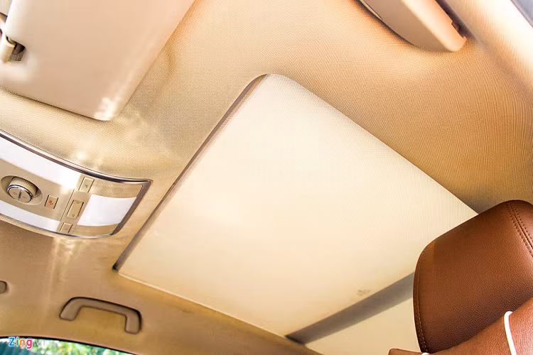 Hộp số tự động 6 cấp ly hợp kép. Quanh cần số được trang trí nhựa bóng nhưng rất dễ bám vân tay chỉ sau một thời gian ngắn sử dụng. Các tính năng an toàn của xe đầy đủ với 6 túi khí, cân bằng điện tử, phân bổ lực phanh điện tử, kiểm soát lực kéo, khởi hành ngang dốc và kiểm soát hành trình. 