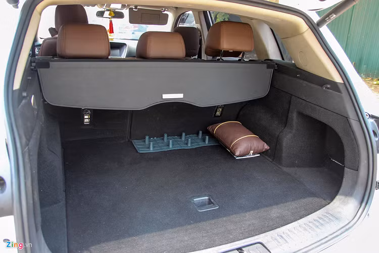 Dễ nhận thấy nhất là cụm đèn hậu có thiết kế khá giống mẫu xe sang của Đức. Xe trang bị cảm biến lùi và camera lùi. Cốp sau có cảm biến đá chân mở cốp. Tính năng này thường thấy trên các mẫu xe cao cấp. 