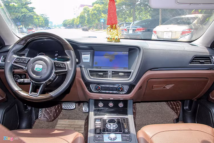 Hệ thống đèn chiếu sáng sử dụng công nghệ LED, đèn pha xe có tính năng chiếu sáng theo góc đánh lái, công nghệ này được nhiều hãng xe sang áp dụng. 