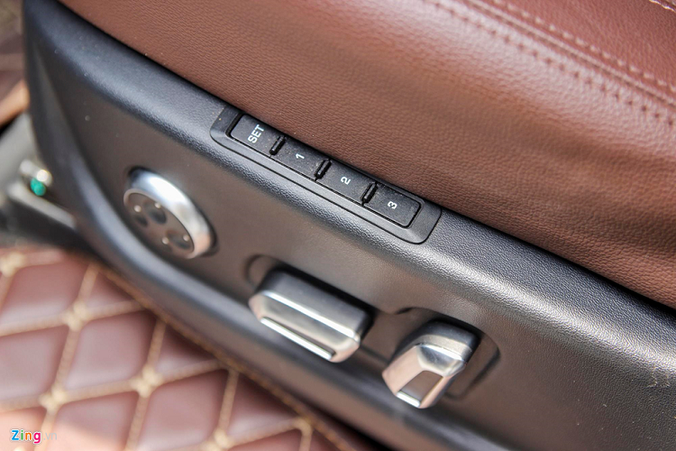 Khoang lái thiết kế ảnh hưởng từ các hãng xe cao cấp như vô lăng thiết kế giống Porsche, cần số dạng núm xoay, bảng điều khiển trung tâm rất giống Land Rover. Không chỉ ở T600 mà cần số dạng này cũng xuất hiện trên nhiều mẫu xe khác của Zoyte.