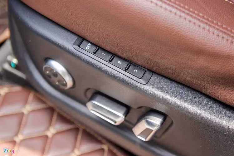 Khoang lái thiết kế ảnh hưởng từ các hãng xe cao cấp như vô lăng thiết kế giống Porsche, cần số dạng núm xoay, bảng điều khiển trung tâm rất giống Land Rover. Không chỉ ở T600 mà cần số dạng này cũng xuất hiện trên nhiều mẫu xe khác của Zoyte.