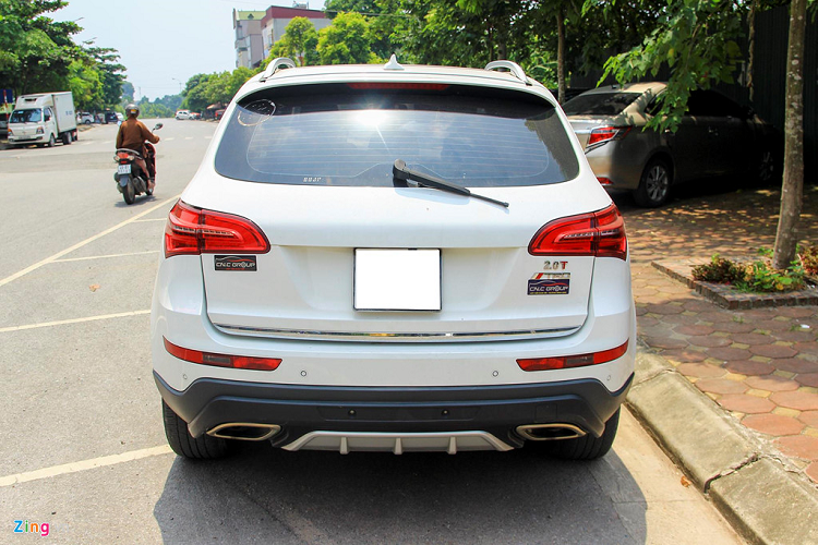 Zotye T600 Trung Quốc có chiều dài 4.631 mm, cao 1.694 mm. Chiều dài cơ sở 2.807 mm, dài hơn Toyota Fortuner (2.745 mm). Vành đa chấu 18 inch. Thân xe có nhiều đường nét gần giống Audi Q5. 