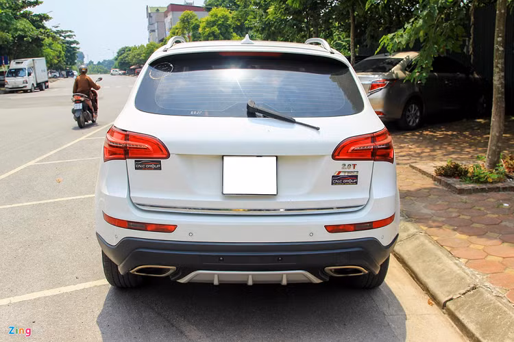 Zotye T600 Trung Quốc có chiều dài 4.631 mm, cao 1.694 mm. Chiều dài cơ sở 2.807 mm, dài hơn Toyota Fortuner (2.745 mm). Vành đa chấu 18 inch. Thân xe có nhiều đường nét gần giống Audi Q5. 