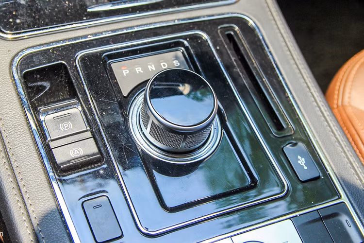 Ghế lái chỉnh điện, nhớ 3 vị trí. Khi đề nổ, vô lăng và ghế lái tự động đẩy gần về phía người lái hơn, tính năng khá giống với mẫu xe sang Lexus RX350. Xe có cửa sổ trời toàn cảnh. Cửa xe đóng cũng không thật sự chắc chắn. 