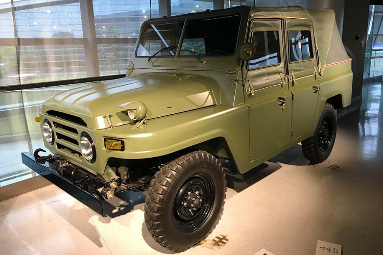 3. Bắc Kinh BJ212 1965 Sau sự kiện Chia rẽ Trung - Xô, Trung Quốc ngừng nhập khẩu xe quân sự GAZ 69 từ Liên Xô vào những năm 1960. Sau đó, Công ty Ô tô Bắc Kinh được giao nhiệm vụ sản xuất một mẫu xe quân sự cho quân đội Trung Quốc. Qua thời gian phát triển, xe BJ212 được đưa vào sản xuất vào năm 1965. Hiện tại, dòng xe này vẫn đang được sản xuất và phiên bản mới nhất là BJ2020 sẽ phục vụ cả nhu cầu quân sự lẫn dân sự.