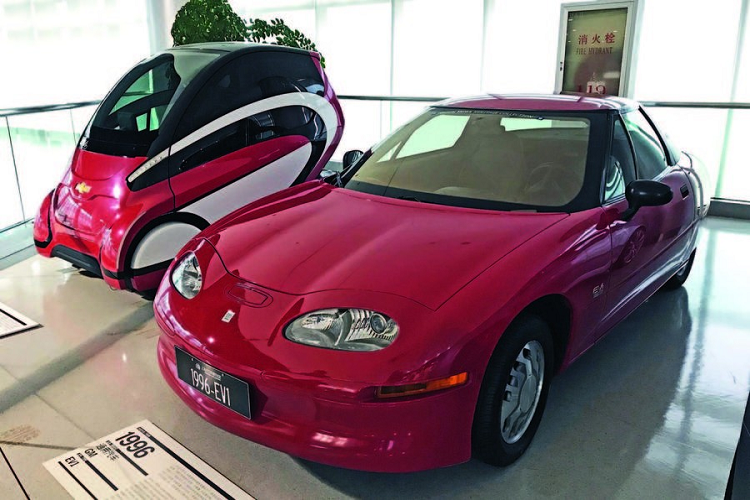 7. GM EV-1 1996 Thực tế, General Motors đã đi tiên phong trong xu hướng sản xuất xe điện và chiếc EV-1 trưng bày tại Bảo tàng Ôtô tại Thượng Hải là minh chứng cho điều này. Chiếc xe được trang bị 32 pin chì này có phạm vi di chuyển gần 150 km mỗi lần sạc đầy và tốc độ tối đa gần 150 km/h.
