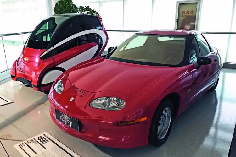7. GM EV-1 1996 Thực tế, General Motors đã đi tiên phong trong xu hướng sản xuất xe điện và chiếc EV-1 trưng bày tại Bảo tàng Ôtô tại Thượng Hải là minh chứng cho điều này. Chiếc xe được trang bị 32 pin chì này có phạm vi di chuyển gần 150 km mỗi lần sạc đầy và tốc độ tối đa gần 150 km/h.