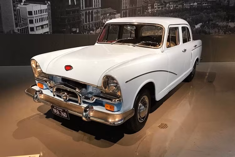 8. Thượng Hải SH760 1964 Năm 1958, hãng ôtô Thượng Hải đã sản xuất chiếc xe nguyên mẫu mang tên Phượng Hoàng. Sau đó, xe được chế tạo lại dựa trên một chiếc Mercedes-Benz 220S W180 và được đặt tên là SH760. Dùng động cơ 2,2 lít với công suất tối đa 90 mã lực, xe được sản xuất tới tận năm 1991 với doanh số gần 80.000 chiếc.