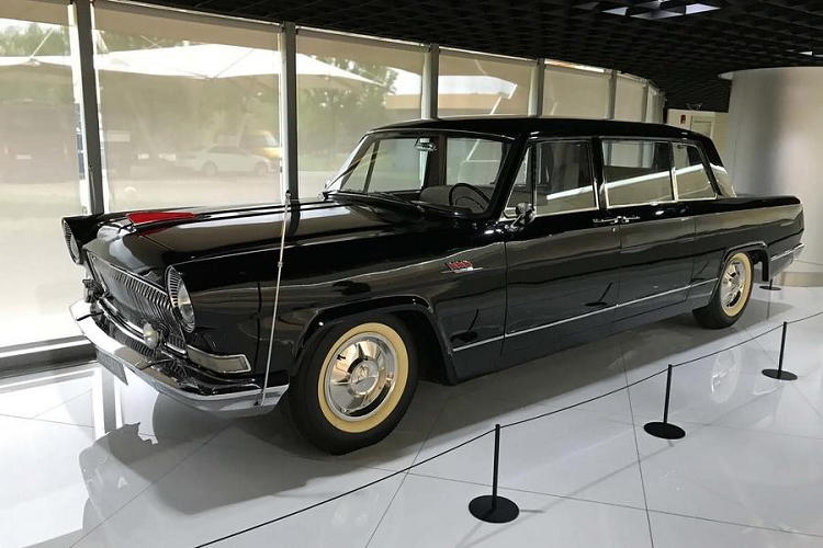 4. Hồng Kỳ CA770 1974 Kế nhiệm cho mẫu xe CA72, Hồng Kỳ CA770 là niềm tự hào của một thế hệ người Trung Quốc. Được phát triển trên nền tảng của Chrysler Imperial, CA770 có khá nhiều biến thể bao gồm một phiên bản có 3 hàng ghế và một phiên bản bán tải. Ban đầu, nhiều linh kiện của Hồng Kỳ CA700 được lấy từ Lincoln Town Car nhưng sau đó hầu hết linh kiện tới từ Peugeot 504 và Audi 100/200.